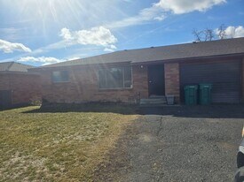 5458 Walton Dr in Klamath Falls, OR - Building Photo