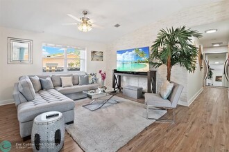4276 SW 56th Ave in Davie, FL - Building Photo - Building Photo