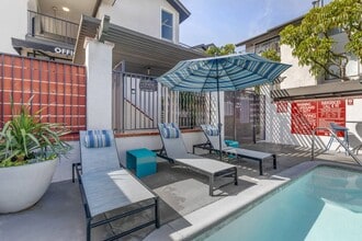 Independence Plaza Apartment Homes in Canoga Park, CA - Foto de edificio - Building Photo