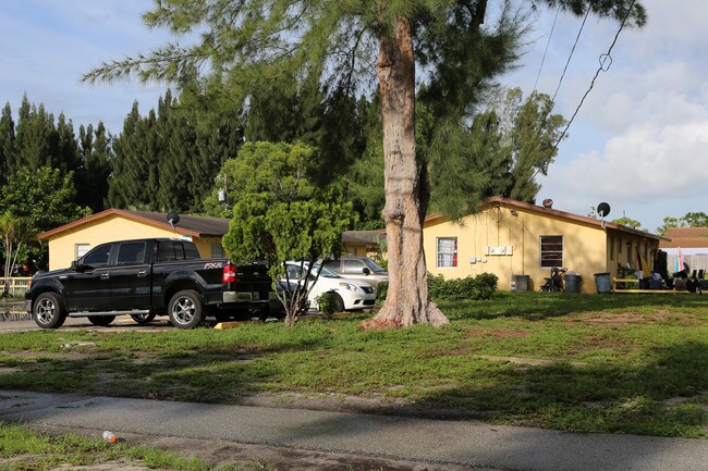 4429 Davis Rd in Lake Worth, FL - Foto de edificio - Building Photo