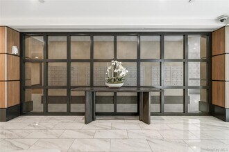 300 Mamaroneck Ave in White Plains, NY - Foto de edificio - Building Photo