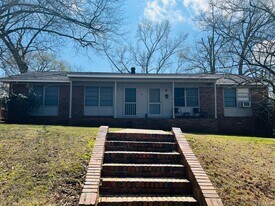 60 W Washington St in Newnan, GA - Building Photo