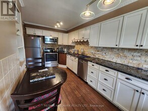 390 Gibbons St in Oshawa, ON - Building Photo - Building Photo