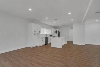 1733 NW 16th St in Miami, FL - Building Photo - Building Photo