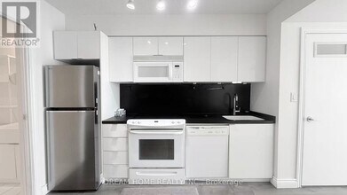 15 Iceboat Terr in Toronto, ON - Building Photo - Building Photo