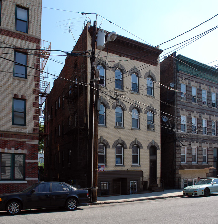 396 E Kinney St in Newark, NJ - Building Photo