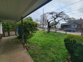 2011 SE Lambert St in Portland, OR - Building Photo - Building Photo