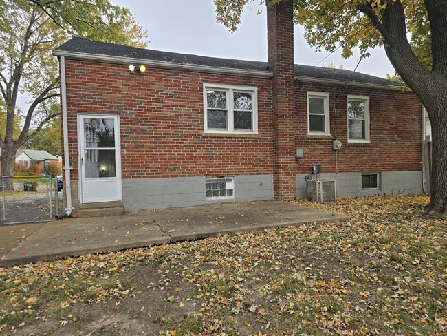 1415 W Duchesne Dr in Florissant, MO - Foto de edificio - Building Photo