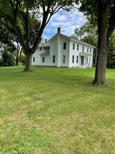 24 Brooks Rd in West Henrietta, NY - Foto de edificio - Building Photo