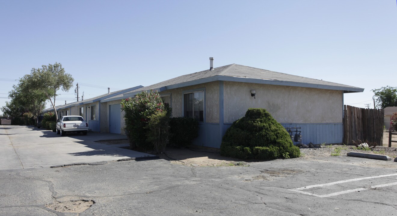 15776 Sequoia Ave in Hesperia, CA - Foto de edificio