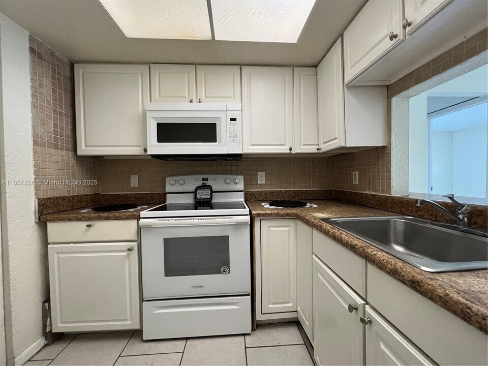 7625 Tam Oshanter Blvd in North Lauderdale, FL - Building Photo