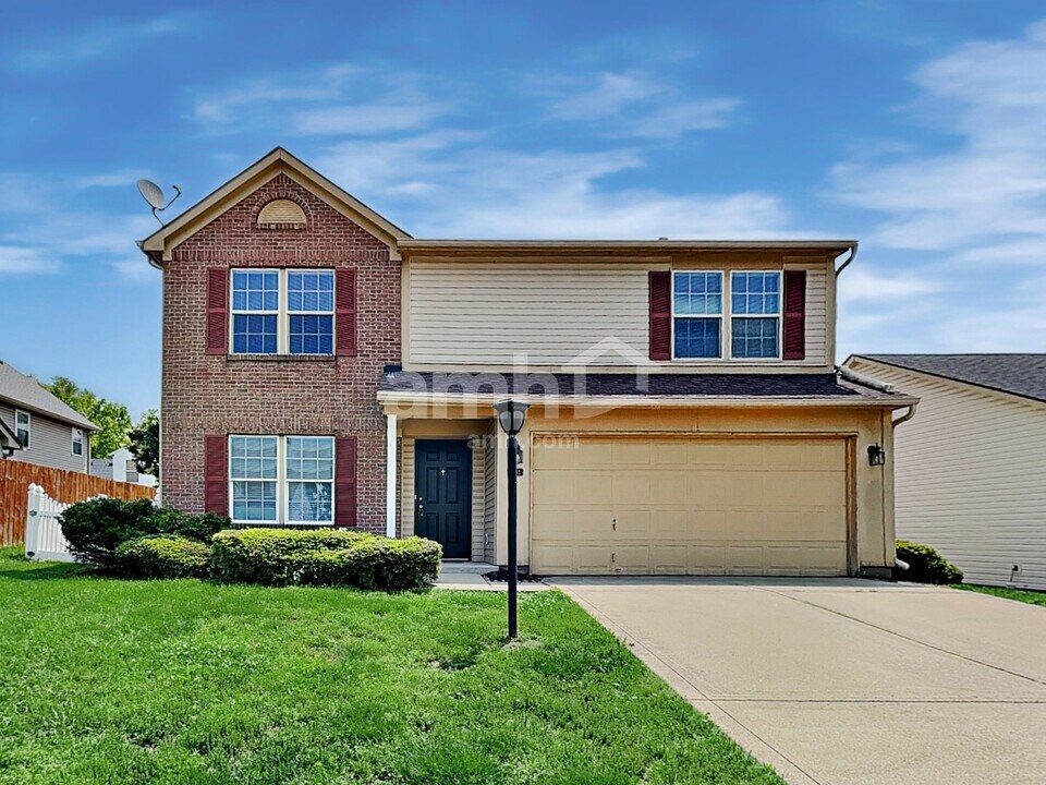 803 Green Woods Dr in Indianapolis, IN - Building Photo