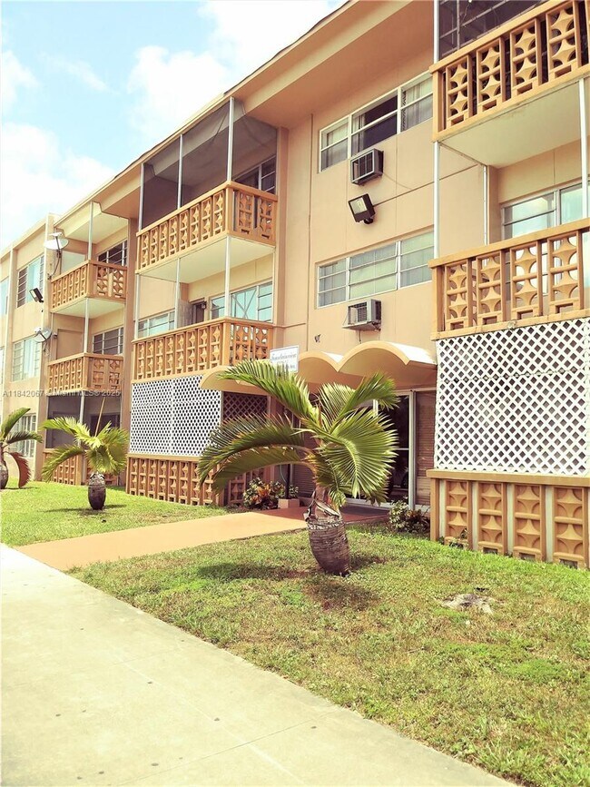 16801 NE 14th Ave in Miami, FL - Building Photo - Building Photo