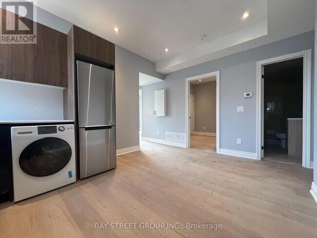 2386-2386 Lake Shore Blvd W in Toronto, ON - Building Photo - Building Photo