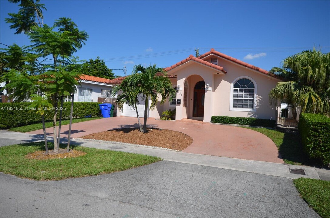 4625 SW 1st St in Coral Gables, FL - Building Photo