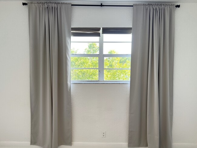 110 SE 2nd St, Unit 307 in Hallandale Beach, FL - Building Photo - Building Photo