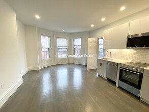 225 Newbury St, Unit 3R in Boston, MA - Building Photo - Building Photo