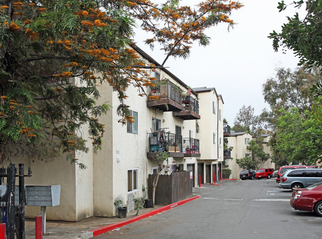 Altadena Apartments in San Diego, CA - Foto de edificio - Building Photo