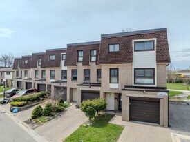 46 Dearbourne Blvd in Brampton, ON - Building Photo