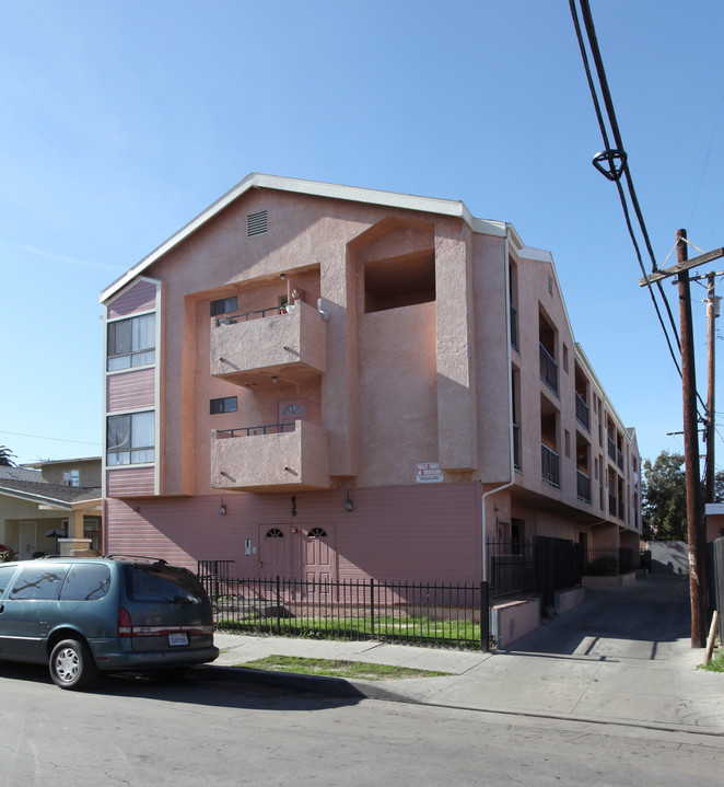 639 Cerritos Ave in Long Beach, CA - Building Photo