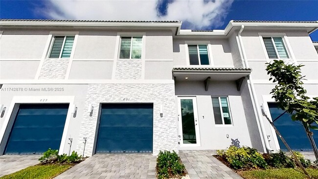 631 SE 13th St Cir in Homestead, FL - Foto de edificio - Building Photo