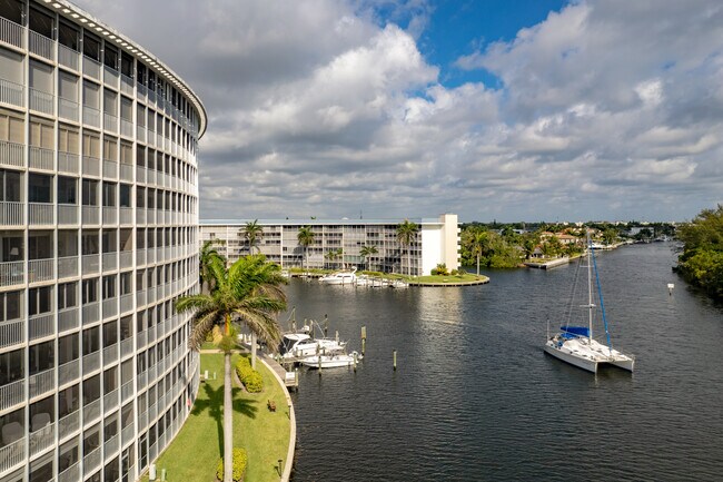 Hillsboro Cove Condos in Deerfield Beach, FL - Building Photo - Building Photo