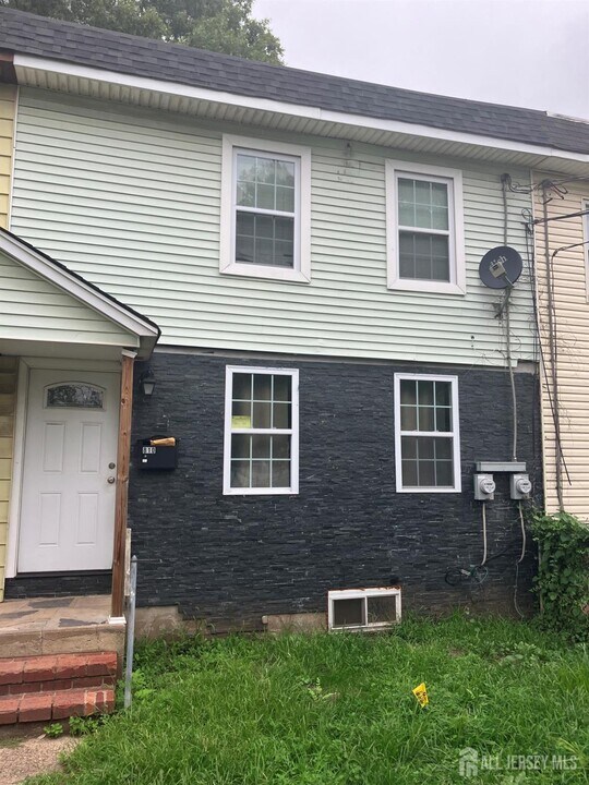 810 E Hazelwood Ave in Rahway, NJ - Building Photo