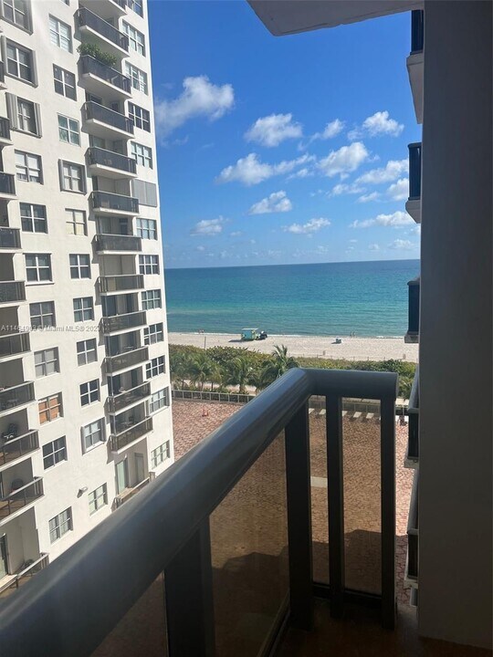 6039 Collins Ave, Unit 812 in Miami Beach, FL - Building Photo