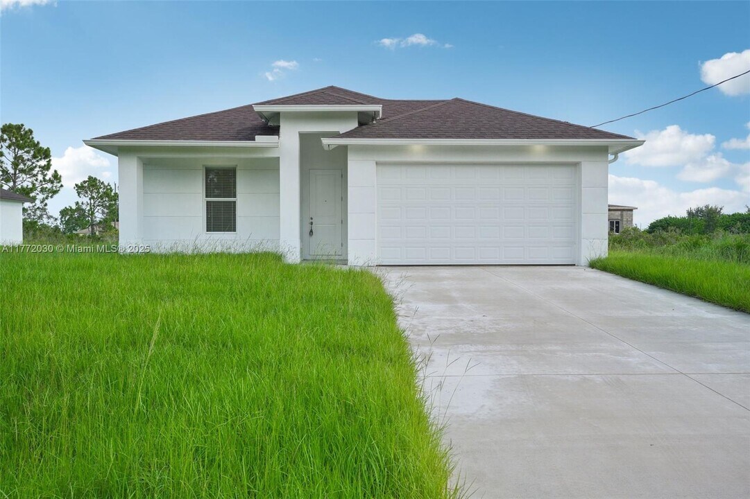 3306 56th St W in Lehigh Acres, FL - Building Photo