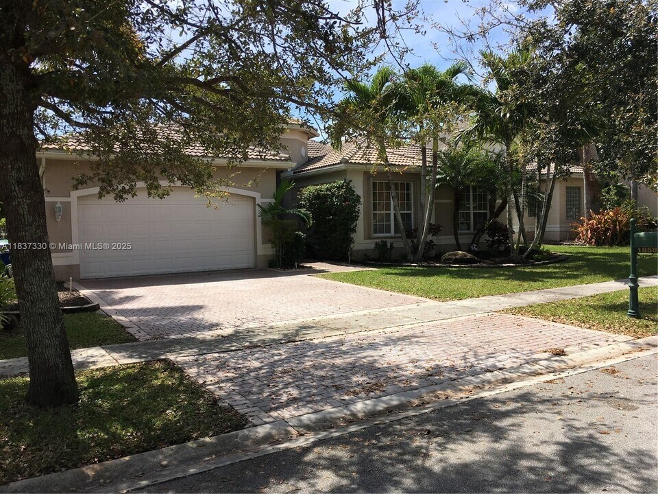 18580 SW 44th St in Miramar, FL - Building Photo