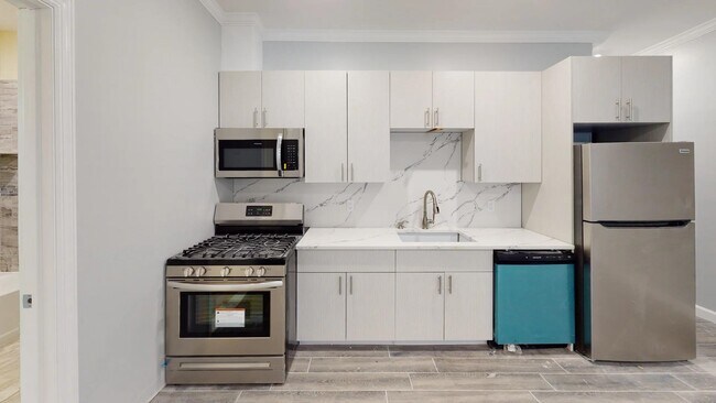 680 Grand St in Jersey City, NJ - Building Photo - Building Photo
