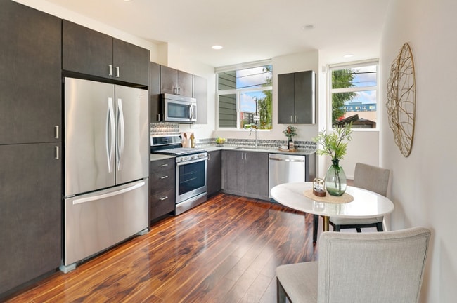 14308 Midvale Ave N in Seattle, WA - Foto de edificio - Building Photo