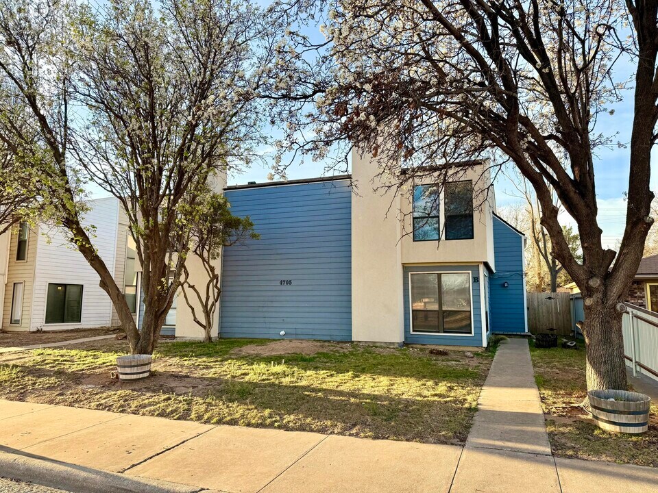 4705 58th St in Lubbock, TX - Foto de edificio