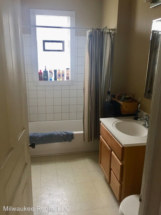 2432 S Burrell St in Milwaukee, WI - Building Photo - Building Photo