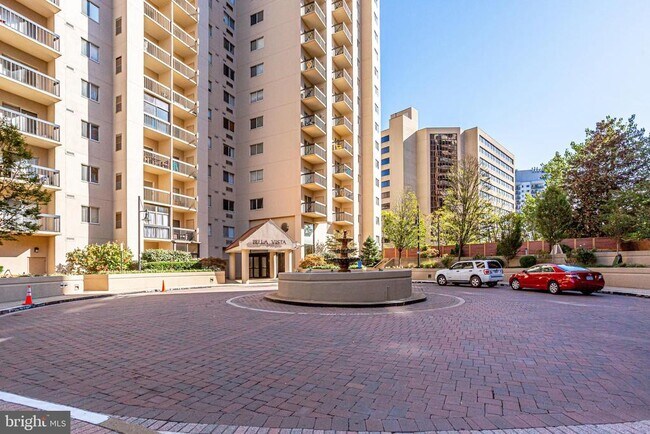 1211 S Eads St in Arlington, VA - Foto de edificio - Building Photo