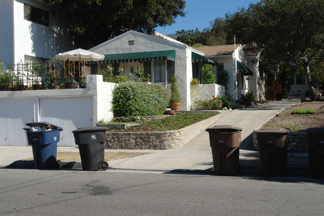 2331 Florencita Ave in Montrose, CA - Foto de edificio