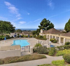 1729 Gascony Rd in Encinitas, CA - Foto de edificio - Building Photo