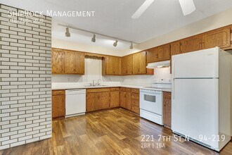 221 7th St N in Sartell, MN - Foto de edificio - Building Photo