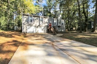 1107 Wildwood Ln in Lawrenceville, GA - Building Photo
