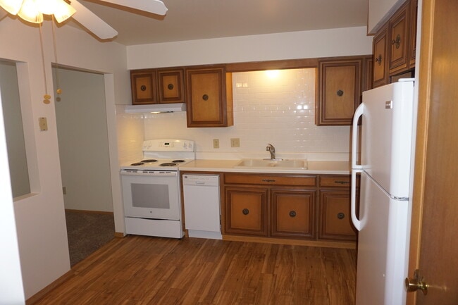 Hartwell Place Apartments in Waukesha, WI - Building Photo - Building Photo