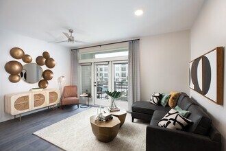 4740 Westheimer Rd in Houston, TX - Building Photo - Building Photo