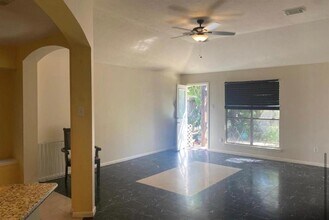 10443 N Shadowdale Dr in Houston, TX - Building Photo - Building Photo