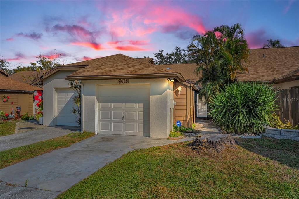 1908 Bayshore Ct in Safety Harbor, FL - Building Photo