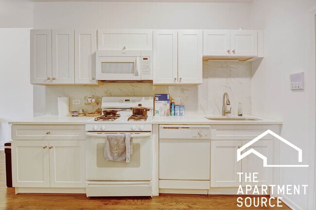 2720 W Logan Blvd, Unit GDN in Chicago, IL - Building Photo - Building Photo