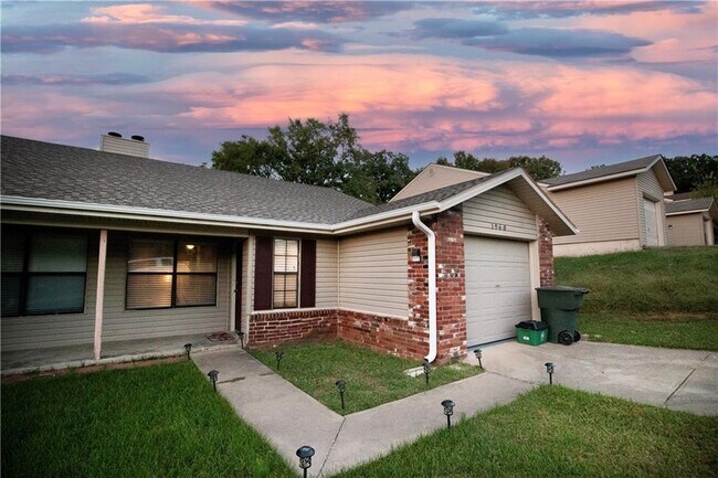 1960 Wilkins Pl in Fayetteville, AR - Building Photo - Building Photo