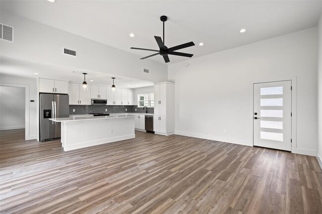 11151 State Hwy 71 in Spicewood, TX - Building Photo - Building Photo