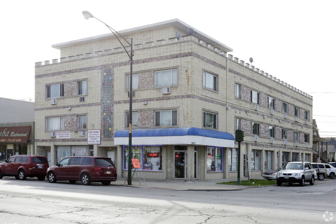 5655 W Fullerton Ave in Chicago, IL - Building Photo