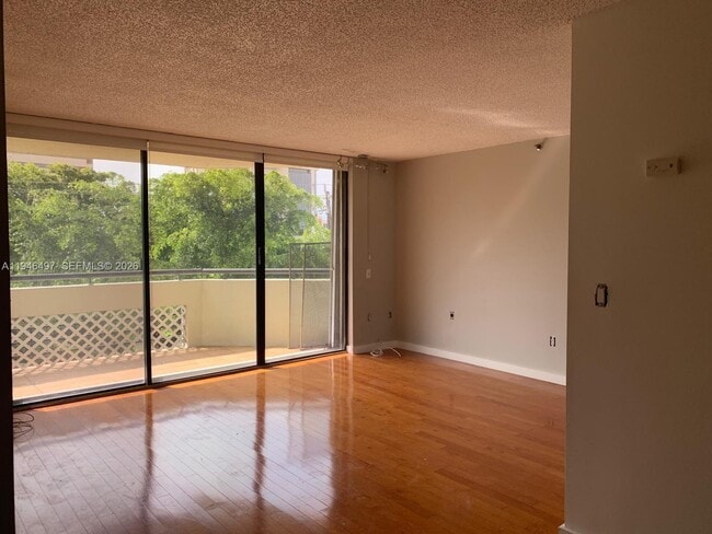 911 E Ponce De Leon Blvd in Coral Gables, FL - Building Photo - Building Photo