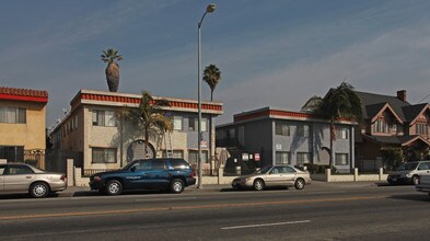 427-429 E Adams Blvd in Los Angeles, CA - Building Photo - Building Photo