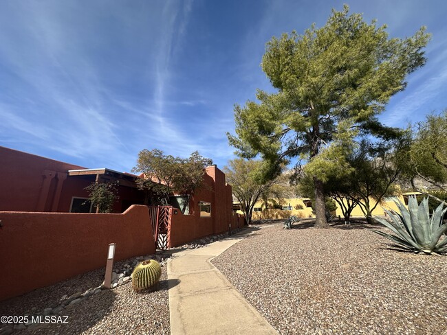 6255 N Camino Pimeria Alta in Tucson, AZ - Building Photo - Building Photo